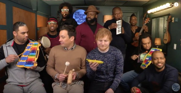 Ed Sheeran, Jimmy Fallon i zespół The Roots w hicie Shape of You