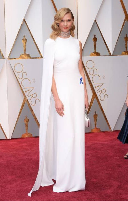 Karlie Kloss, gwiazdy z niebieską wstążką demonstrują ochronę praw obywatelskich
