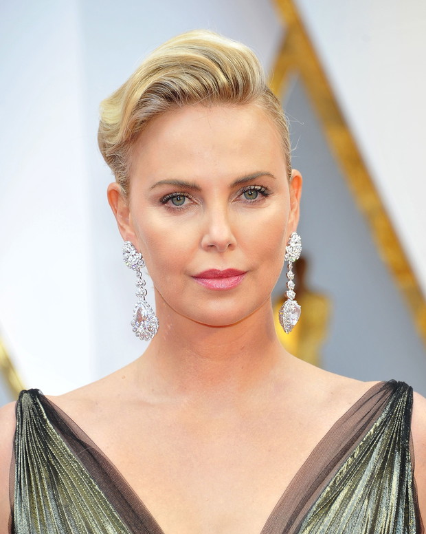 Oscary 2017, fryzury i makijaże: Charlize Theron