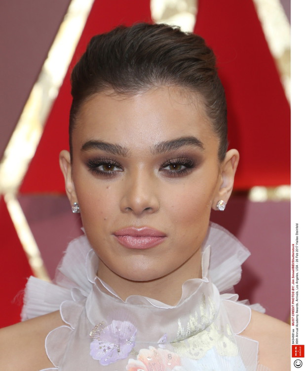 Oscary 2017, fryzury i makijaże: Hailee Steinfeld