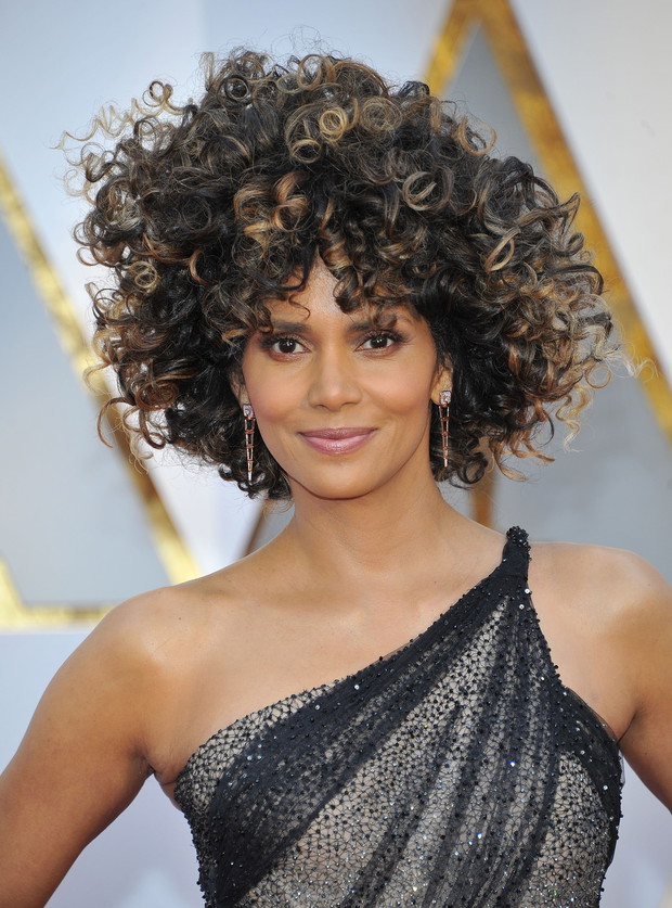 Oscary 2017, fryzury i makijaże: Halle Berry