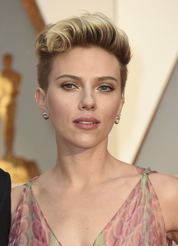 Oscary 2017, fryzury i makijaże: Scarlett Johansson