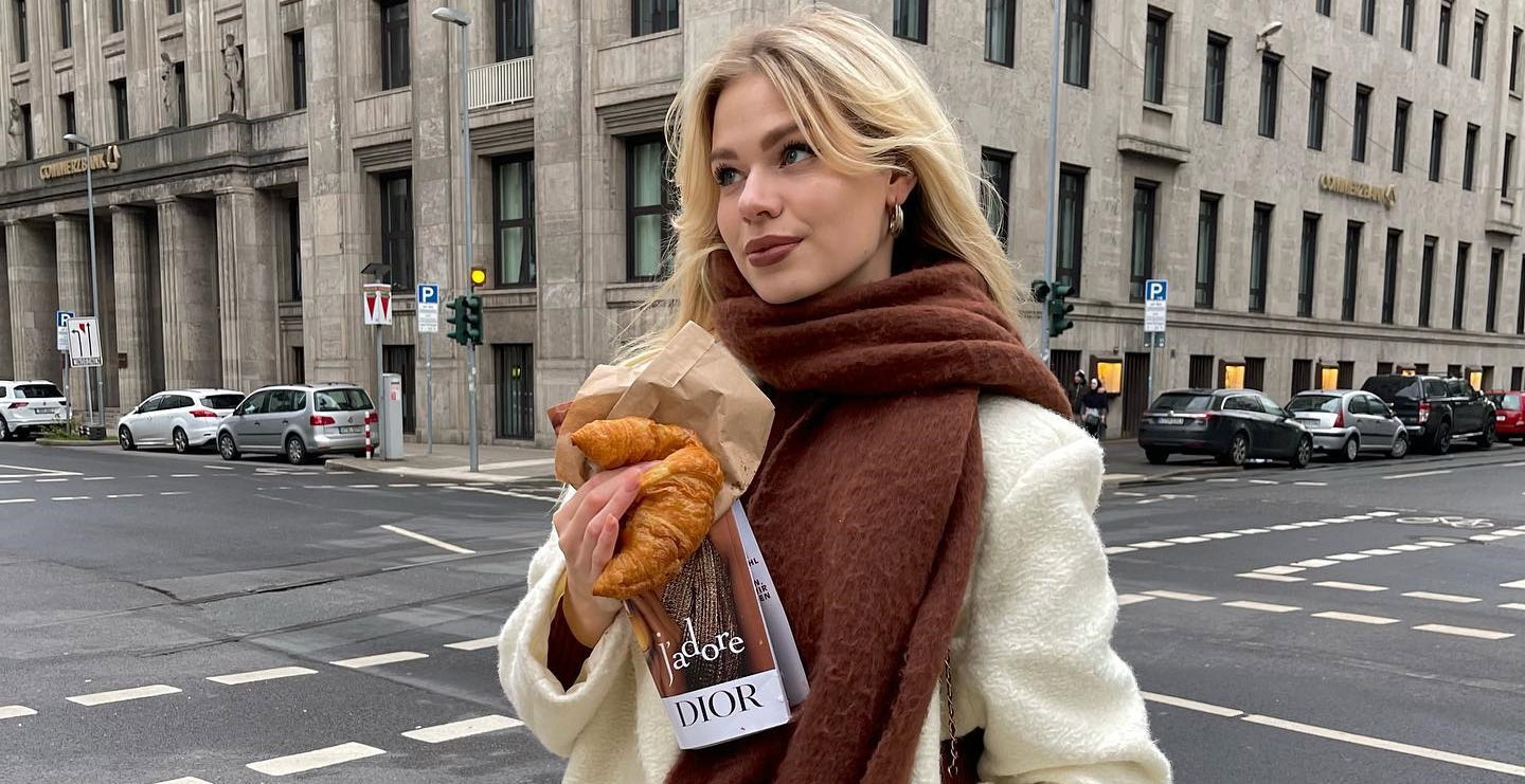 Długi szalik z frędzlami to hit z Instagrama. Fashionistki stawiają na ten dodatek w trzech odsłonach