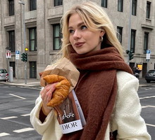 Długi szalik z frędzlami to hit z Instagrama. Fashionistki stawiają na ten dodatek w trzech odsłonach