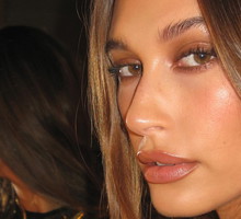 Hailey Bieber poleca tani krem nawilżający. W swoich kosmetyczkach mają go też Victoria Beckham i Rosie Huntington-Whiteley