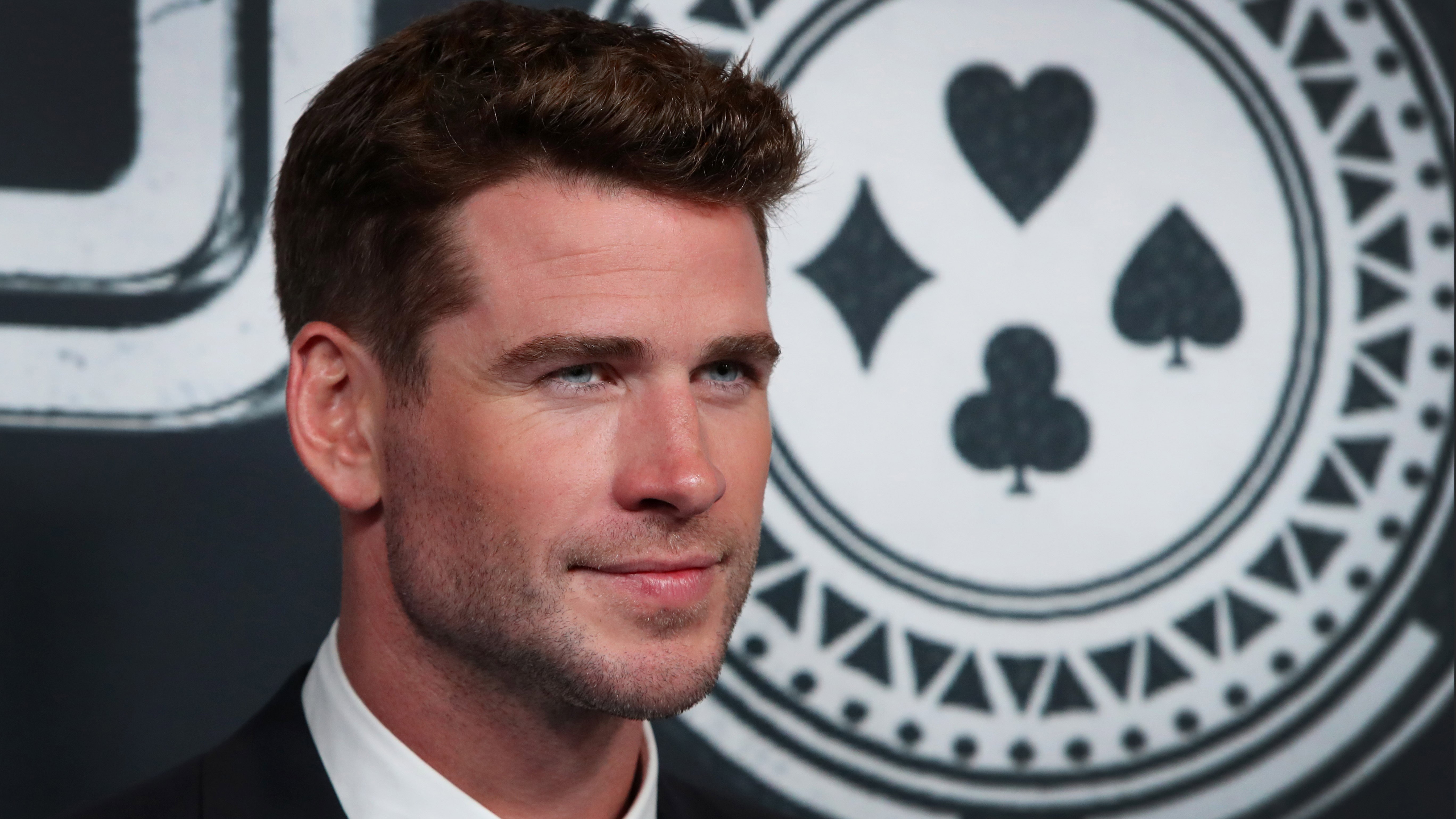 liam-hemsworth-ucina-plotki-o-rozstaniu-z-partnerka-nowy-wiedzmin-po-raz-pierwszy-zabral-ukochana-na-czerwony-dywan-5554e66