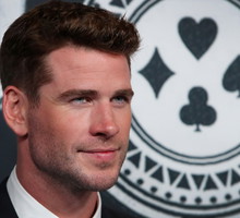 liam-hemsworth-ucina-plotki-o-rozstaniu-z-partnerka-nowy-wiedzmin-po-raz-pierwszy-zabral-ukochana-na-czerwony-dywan-5554e66