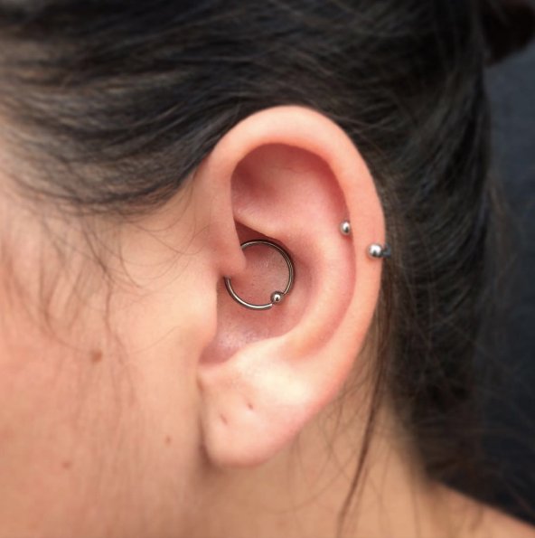 Daith Piercing to nowy trend, w którym się zakochacie