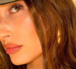 Hailey Bieber odkryła pogromczynię suchej skóry: „Kocham tę maskę”