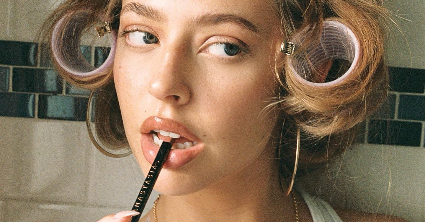 Modny makijaż 2023 – 5 trendów, które wymalują make-up roku. Winylowe szminki to tylko jeden z przebojów