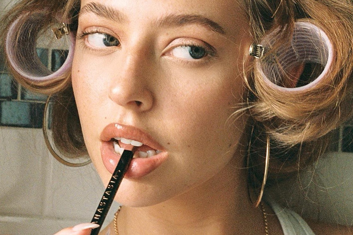 Modny makijaż 2023 – 5 trendów, które wymalują make-up roku. Winylowe szminki to tylko jeden z przebojów