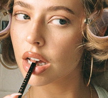 Modny makijaż 2023 – 5 trendów, które wymalują make-up roku. Winylowe szminki to tylko jeden z przebojów