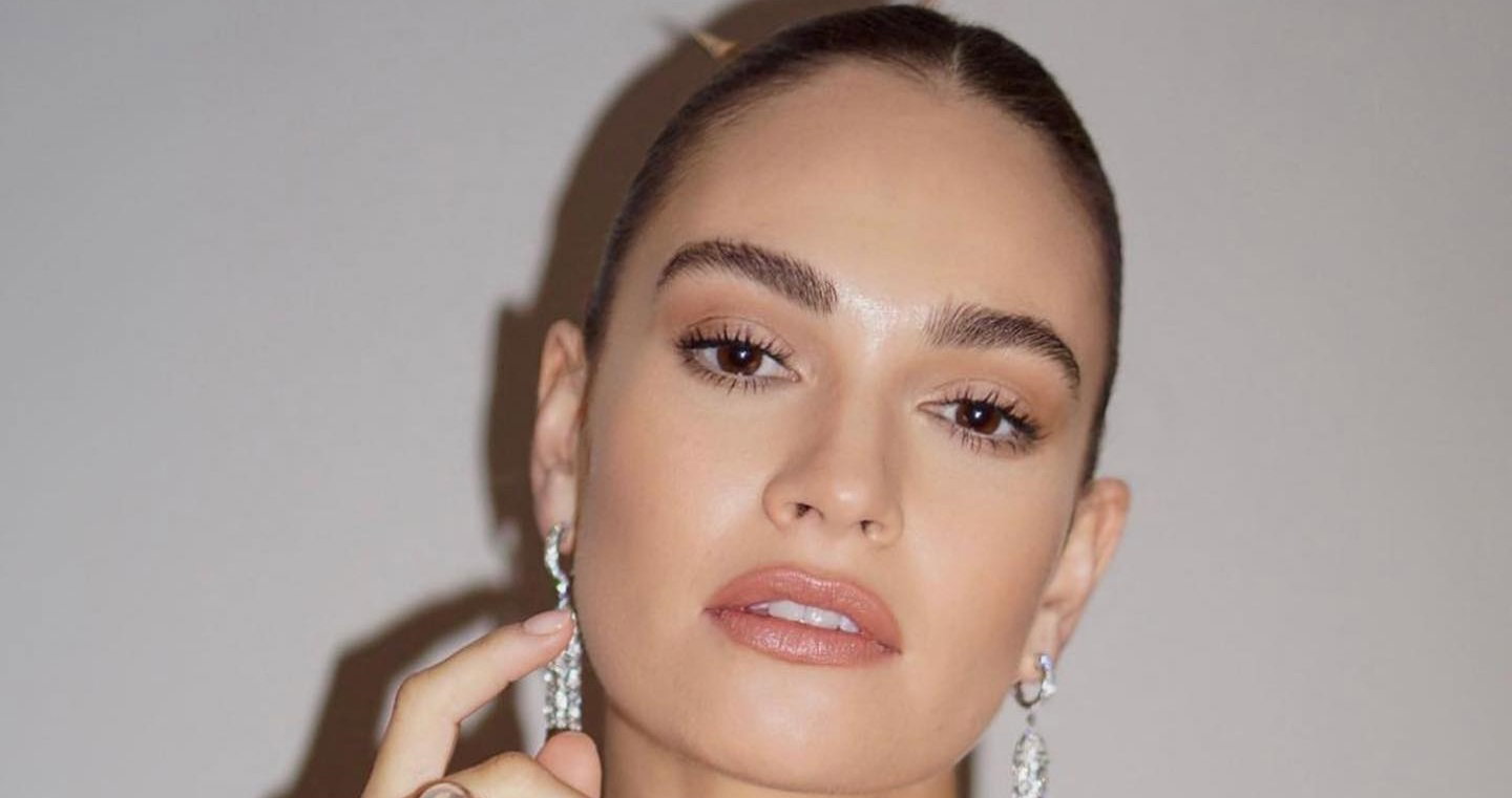 Lily James przywraca dolphin skin na listę największych przebojów makijażowych. Jak uzyskać efekt mokrego rozświetlenia?
