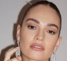 Lily James przywraca dolphin skin na listę największych przebojów makijażowych. Jak uzyskać efekt mokrego rozświetlenia?
