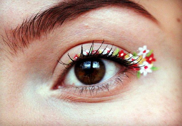 Trendy w makijażu: kwiaty zamiast eyelinera