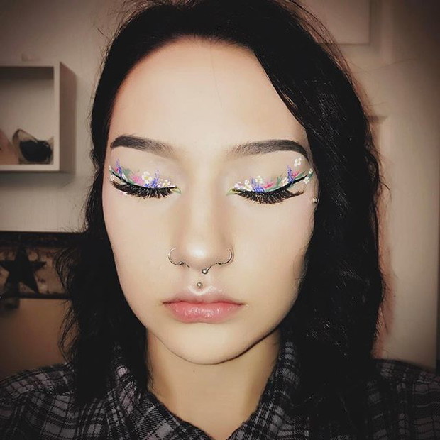 Trendy w makijażu: kwiaty zamiast eyelinera