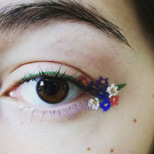 Trendy w makijażu: kwiaty zamiast eyelinera