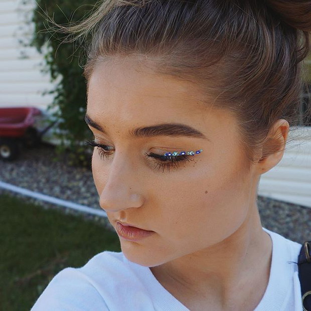 Trendy w makijażu: kwiaty zamiast eyelinera