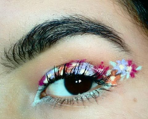Trendy w makijażu: kwiaty zamiast eyelinera