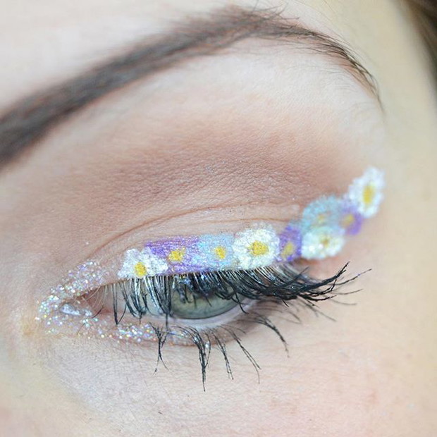 Trendy w makijażu: kwiaty zamiast eyelinera