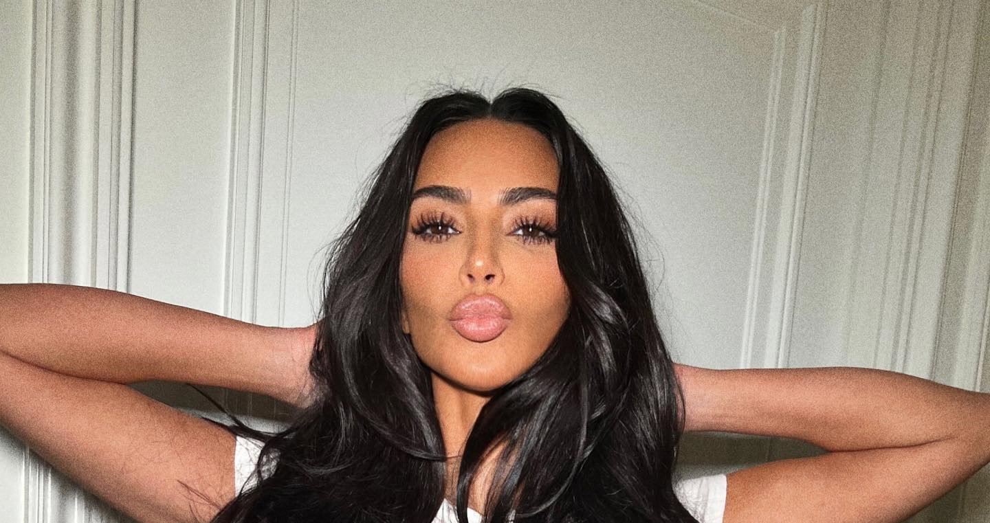 Spektakularne rzęsy Kim Kardashian to efekt maskary. Kosmetyk inspirowany rzęsami lalki odkryła makijażystka celebrytki
