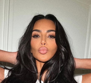 Spektakularne rzęsy Kim Kardashian to efekt maskary. Kosmetyk inspirowany rzęsami lalki odkryła makijażystka celebrytki