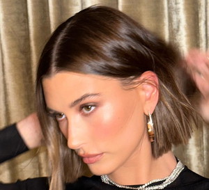 Apteczne kosmetyki gwiazd. 5 propozycji, które wypróbowały m.in. Hailey Bieber, Beyonce i Scarlett Johansson