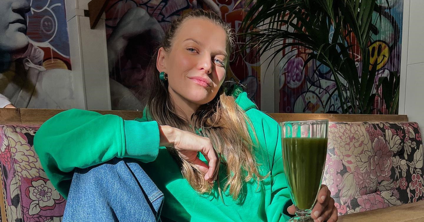 Odmładzające serum Anny Lewandowskiej chroni przed inflammagingiem. Każda kropla ma moc 4 miliardów komórek chlorelli zwyczajnej