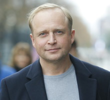 piotr-adamczyk-zagral-glowna-role-w-brytyjskiej-komedii-romantycznej-5a9828f