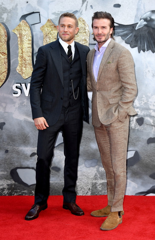David Beckham i Charlie Hunnam na premierze „Król Artur: Legenda miecza” w Londynie