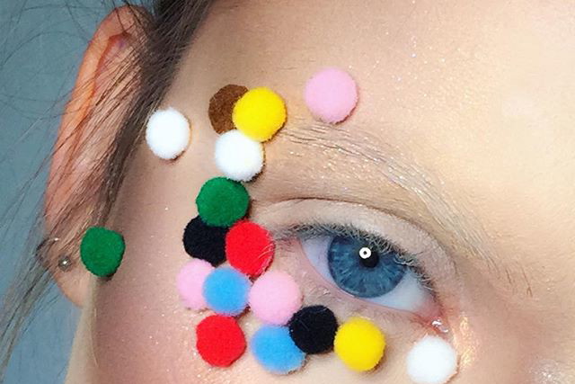 Makijaż z pomponami hitem na Instagramie!