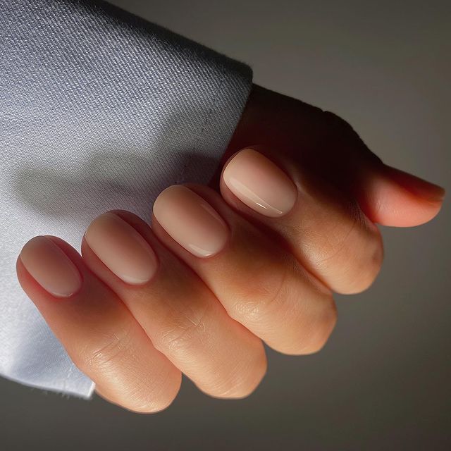 Minimalistyczne paznokcie na wiosnę 2023