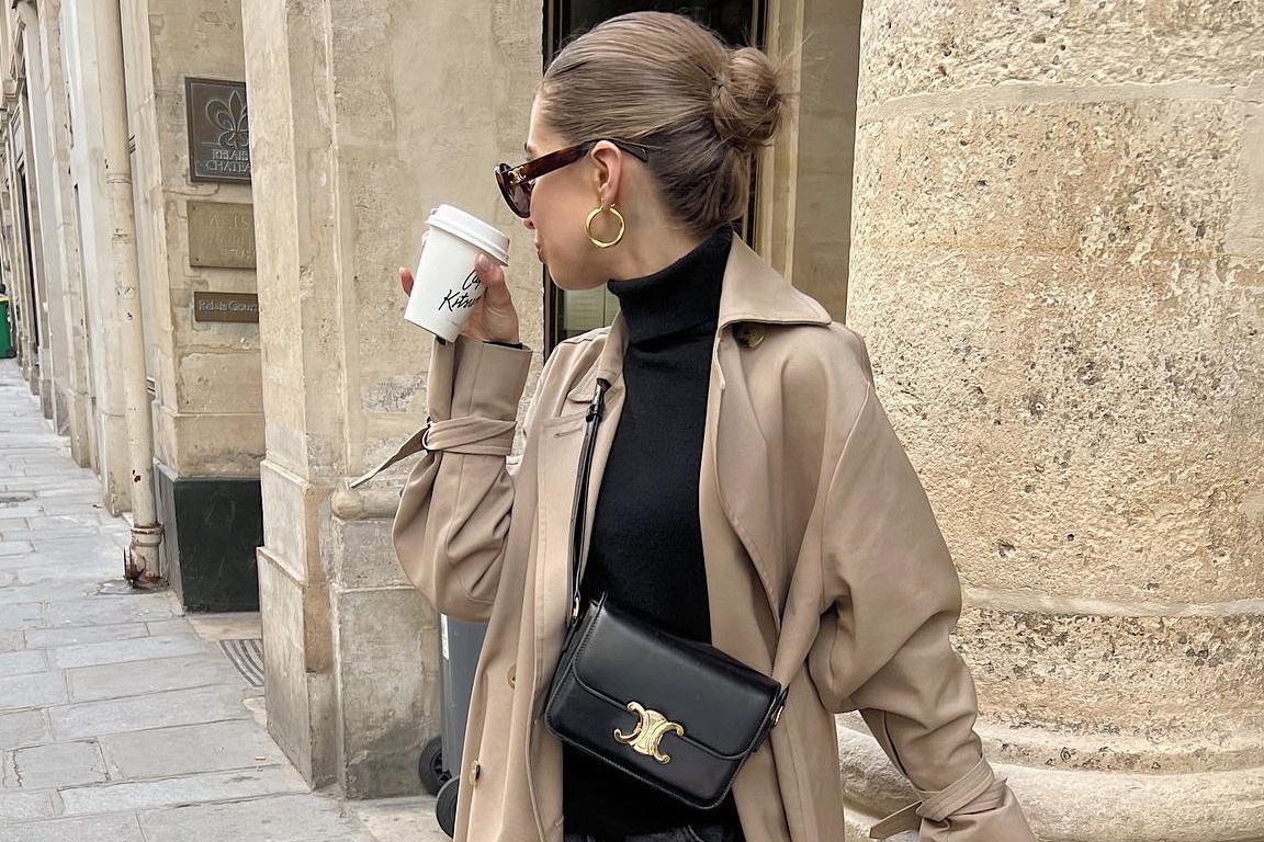 Jaką torebkę wybrać do trencza wiosną 2023? 7 modeli pięknie prezentuje się na tle beżowego płaszcza