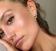 Serum zamiast podkładu – 7 kosmetyków, które upiększają cerę bez pigmentów. Wyeliminują fluid z kosmetyczki