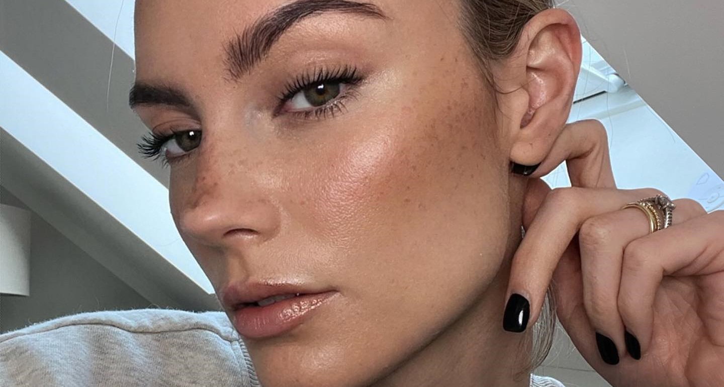 Makijaż anti-aging to make-up z efektem odmłodzenia. 5 kosmetyków po aplikacji odejmuje lat