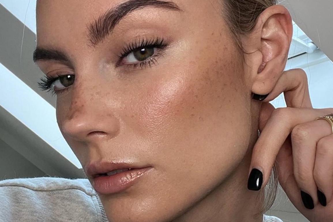 Makijaż anti-aging to make-up z efektem odmłodzenia. 5 kosmetyków po aplikacji odejmuje lat