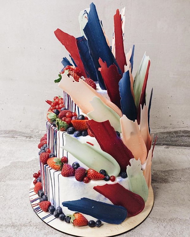Brushstroke cakes można ozdobić świeżymi owocami lub kwiatami