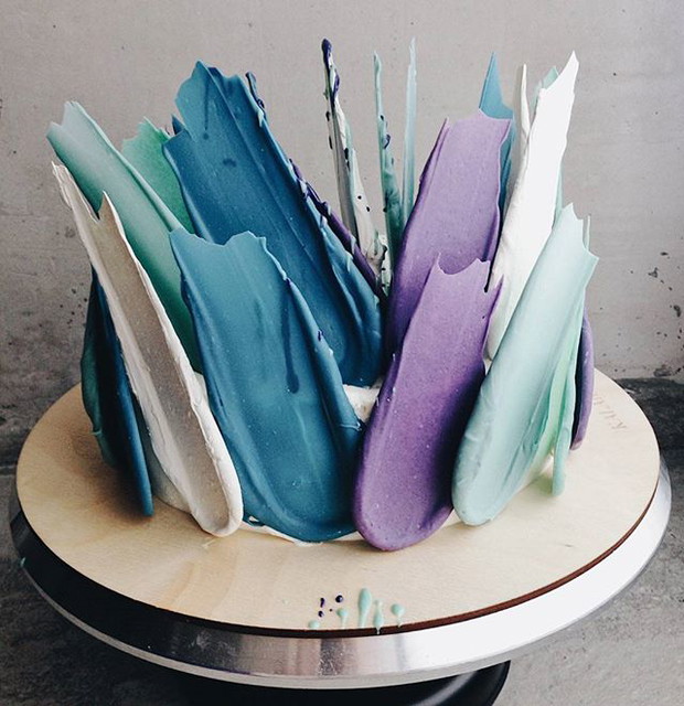 Brushstroke cakes z cukierni Kalabasa dostępne są w wielu wersjach kolorystycznych