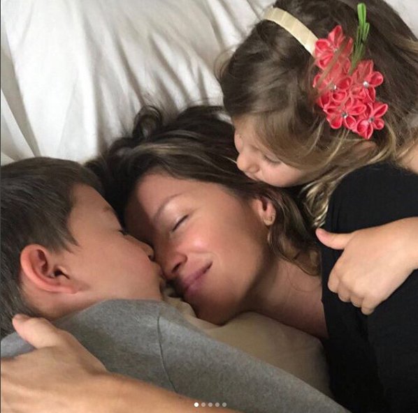 Piękne mamy i ich córki - Gisele Bündchen i Vivian Lake Brady i Benjamin Brady