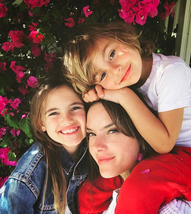 Piękne mamy i ich dzieci - Alessandra Amborosio i Anja Louise Ambrosio Mazur i Noah Phoenix Ambrosio Mazur