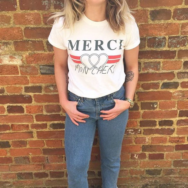 Ten T-shirt z Topshopu jest hitem na Instagramie