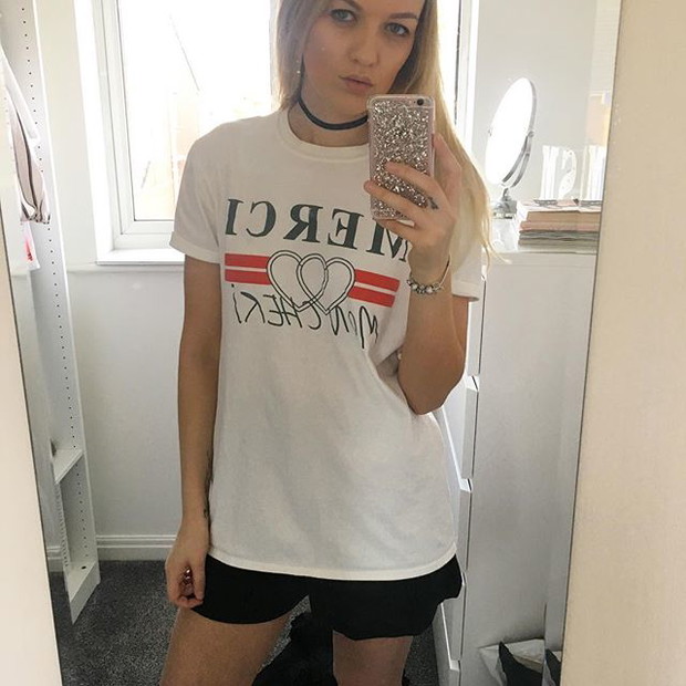 Ten T-shirt z Topshopu jest hitem na Instagramie