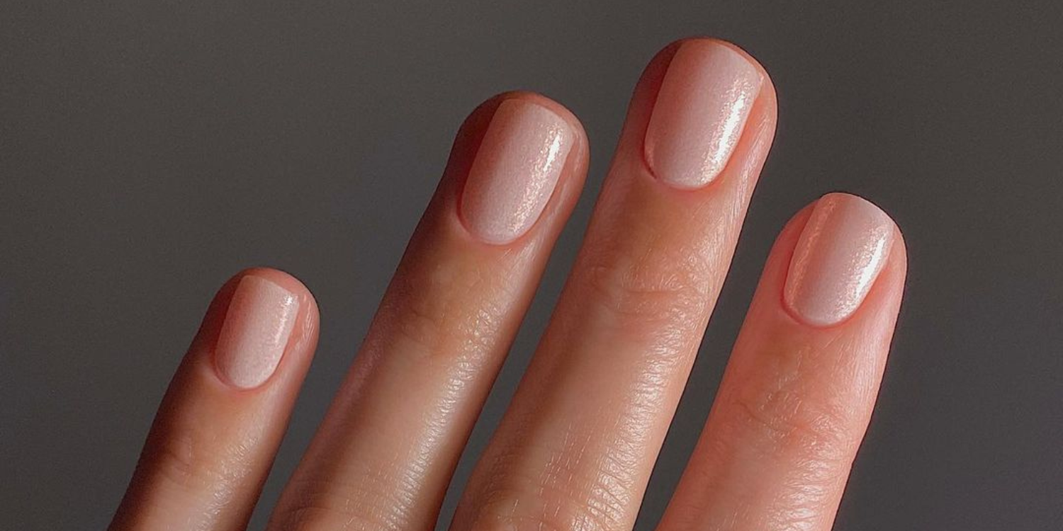 Minimalistyczne paznokcie: moonlight nails – inspiracje