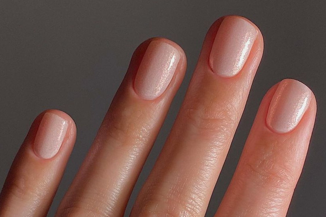 Minimalistyczne paznokcie: moonlight nails – inspiracje