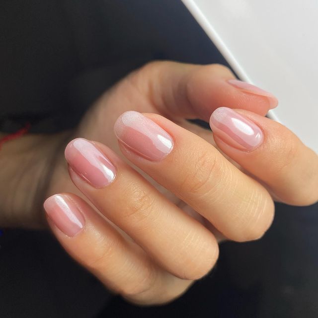 Minimalistyczne paznokcie 2023: bubble gloss nails