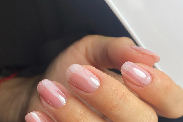 Minimalistyczne paznokcie 2023: bubble gloss nails