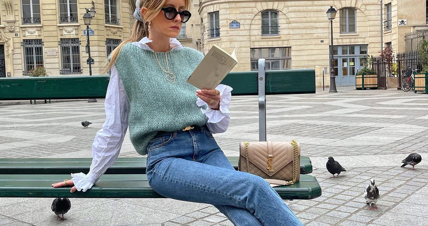 Jeans w wiosennych stylizacjach Francuzek. 7 denimowych pewniaków, które wpisują się w paryski szyk