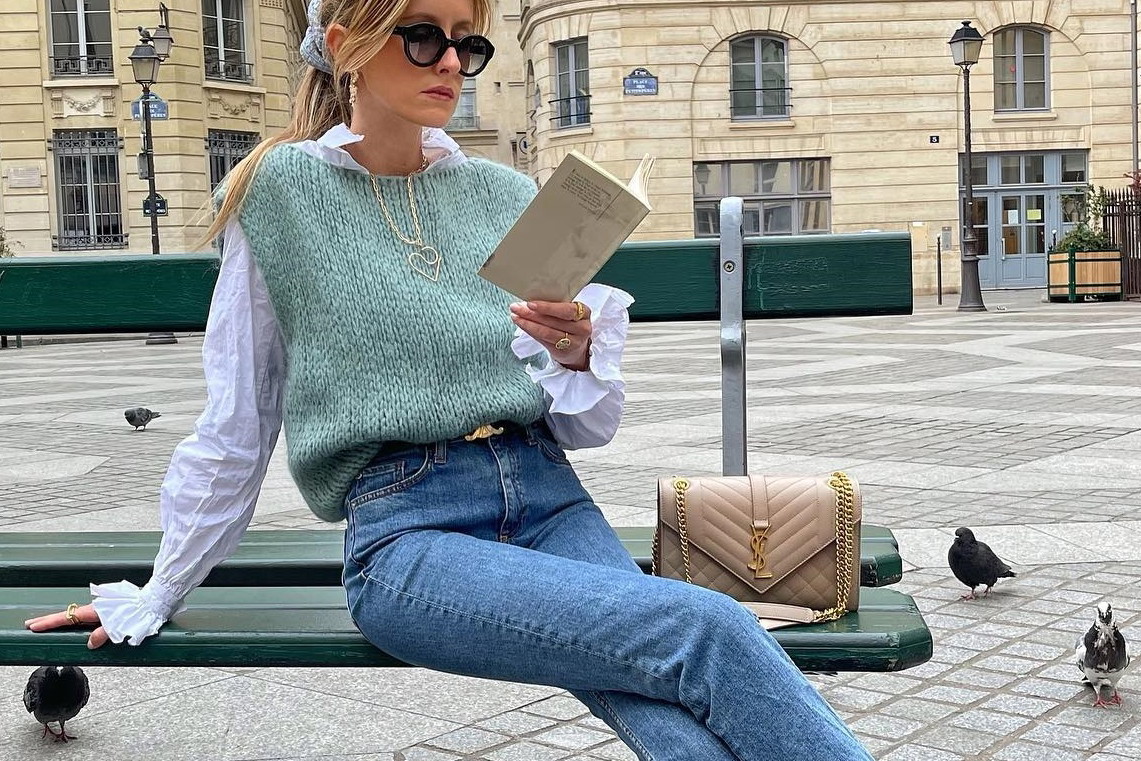 Jeans w wiosennych stylizacjach Francuzek. 7 denimowych pewniaków, które wpisują się w paryski szyk