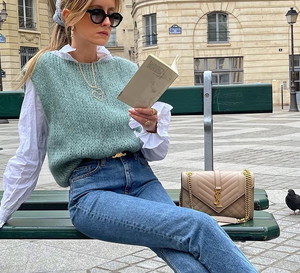 Jeans w wiosennych stylizacjach Francuzek. 7 denimowych pewniaków, które wpisują się w paryski szyk