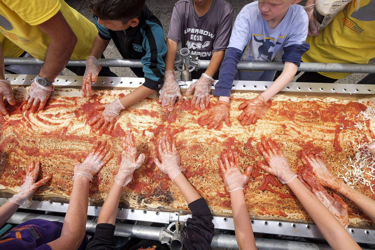 Najdłuższa pizza na świecie powstała w Kalifornii